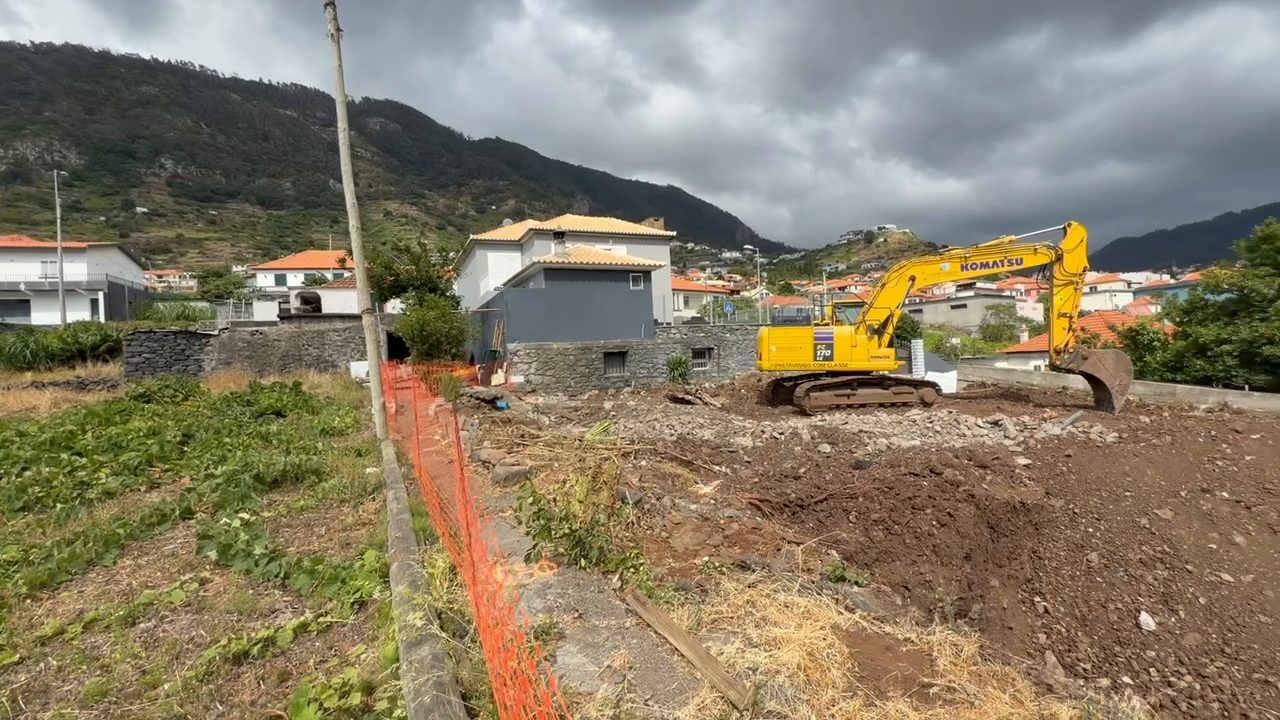 The plot at the start, hills of Machico behind