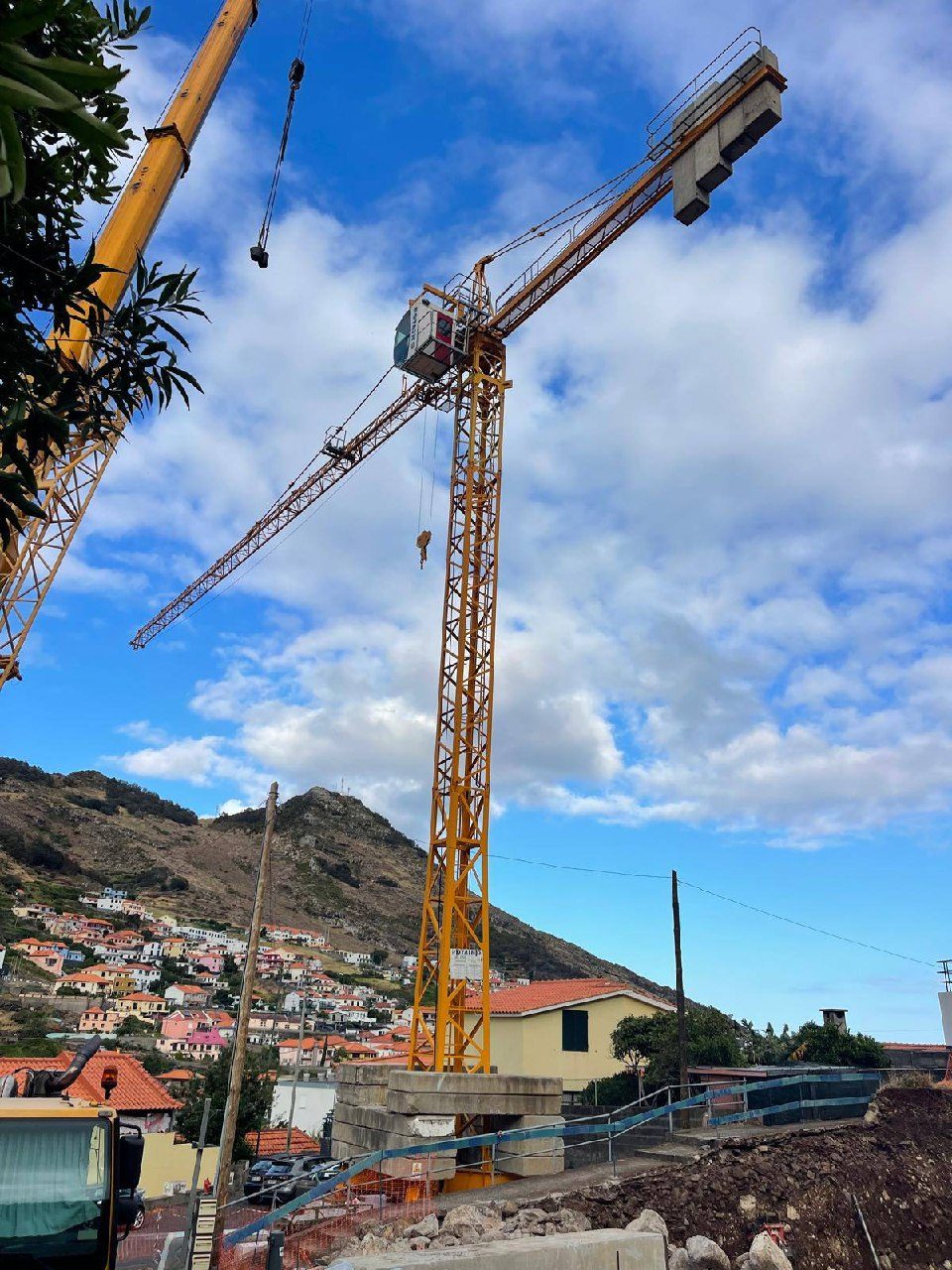 Tower crane over the plot