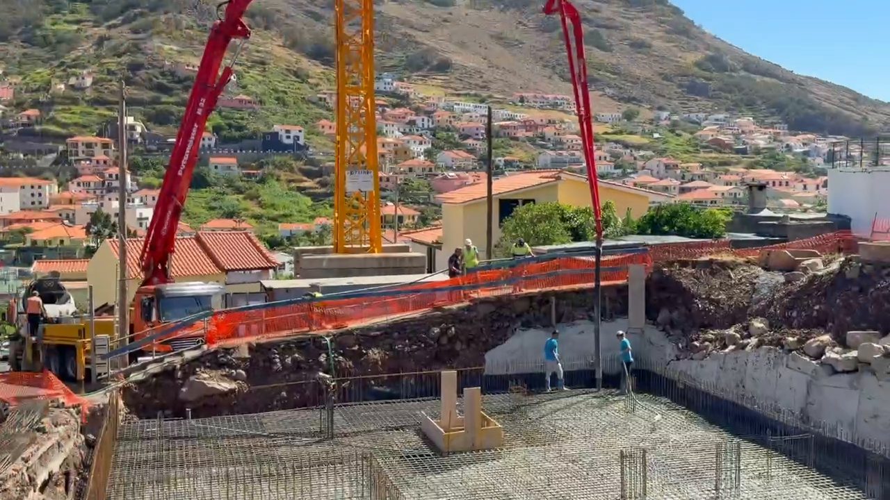 Pouring the foundation slab: pump boom and tower crane